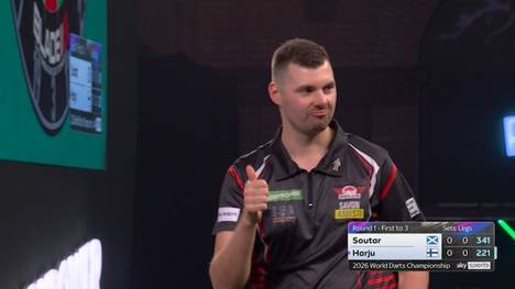 Teemu Harju spielt sein Auftaktspiel bei der Darts-WM gegen Alan Soutar und startet mit der perfekten Aufnahme in die Partie. Doch zwei Aufnahmen später wirft er neun Punkte und muss selbst lachen.