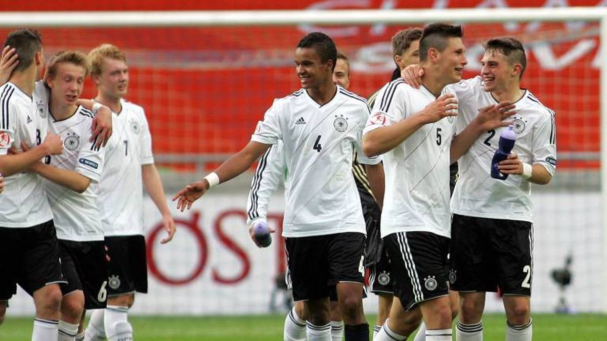 Marian Sarr (M.) und Niklas Süle (2.v.r.) standen im Mai 2012 bei der U17-EM gemeinsam für Deutschland auf dem Feld