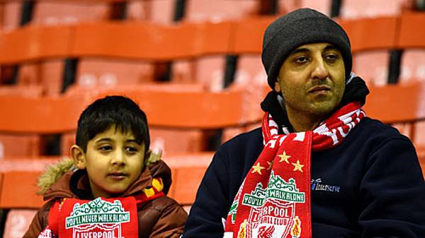 Schwenk nach Liverpool zur Partie LFC gegen den FC Basel, ein Endspiel für die Reds. Die Fans sind gebannt - Vater, wie Sohn