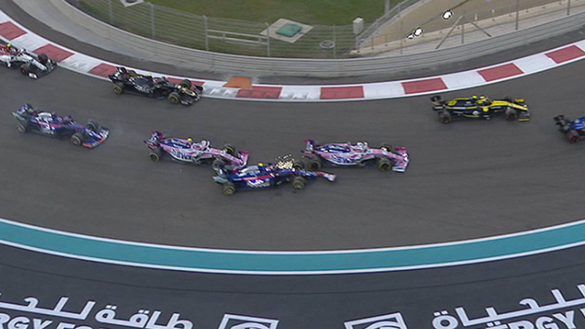 In der ersten Kurve kracht es zwischen Pierre Gasly und beiden Racing Points. Der Franzose muss anschließend mit einem beschädigten Frontflügel an die Box