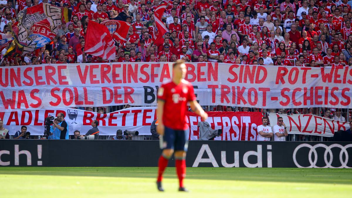 Trotzdem finden Teile der Fans das Jersey nicht gelungen. "Unsere Vereinsfarben sind Rot-Weiss! Was soll der blaue Trikot-Scheiß?", steht auf einem Banner in der Südkurve