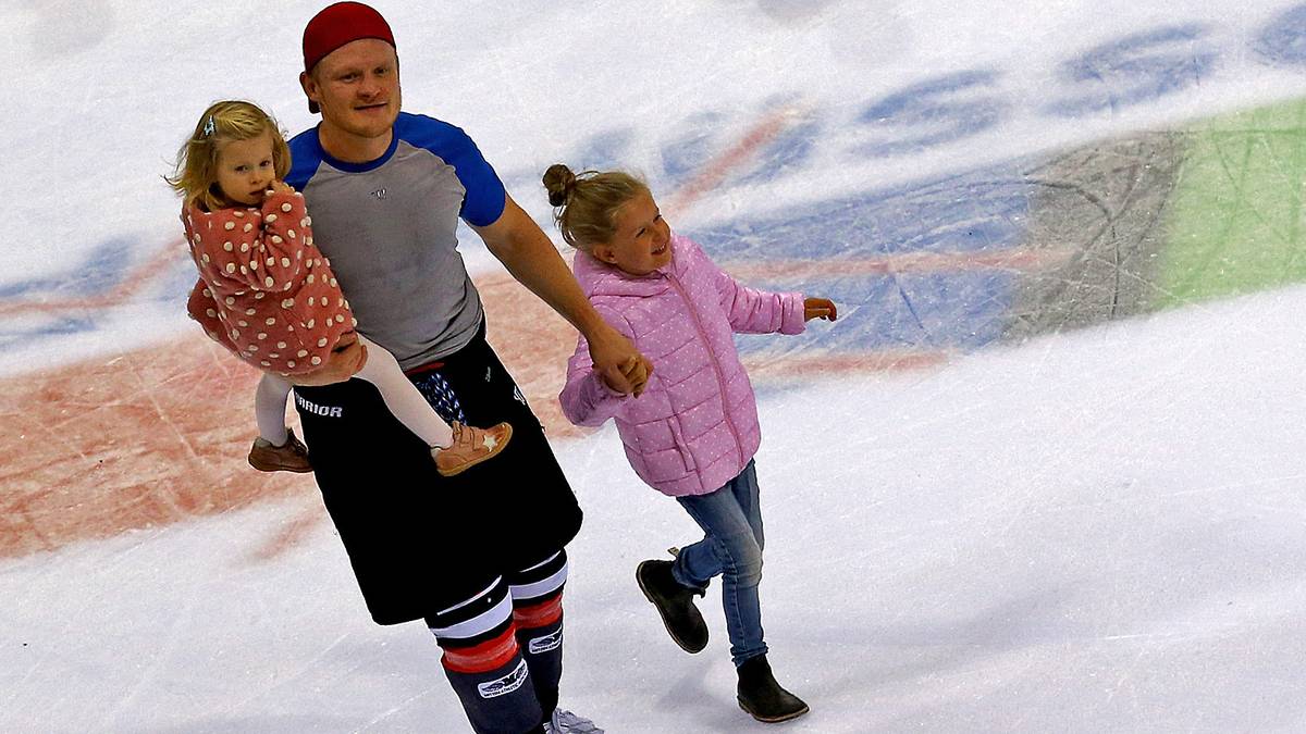 Mehr Urgestein geht nicht: Seit 2002 spielt DANIEL KREUTZER ununterbrochen für die DEG, bei der er seine Profikarriere auch 1996 noch minderjährig beginnt. Im Oktober 2015 absolviert er sein 1000. DEL-Spiel, im Februar des folgenden Jahres steigt der Stürmer durch seinen 786. Scorerpunkt zum alleinigen Rekordhalter auf.  Deutschland vertritt er bei 12 Weltmeisterschaften sowie bei den Olympischen Spielen 2002 und 2006