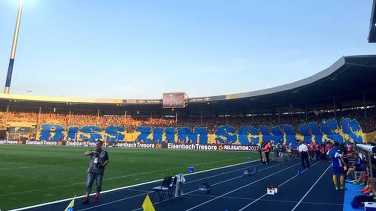 Tolle Choreo der Eintracht-Fans zum Anpfiff. "Biss zum Schluss" fordern sie von ihrer Mannschaft. Mit Leidenschaft geizt die Lieberknecht-Elf ja sowieso eher selten