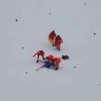 Auf der Skiflug-Schanze in Oberstdorf ist es beim Training zu einem üblen Sturz gekommen. Ein Athlet stürzt bereits früh im Sprung.