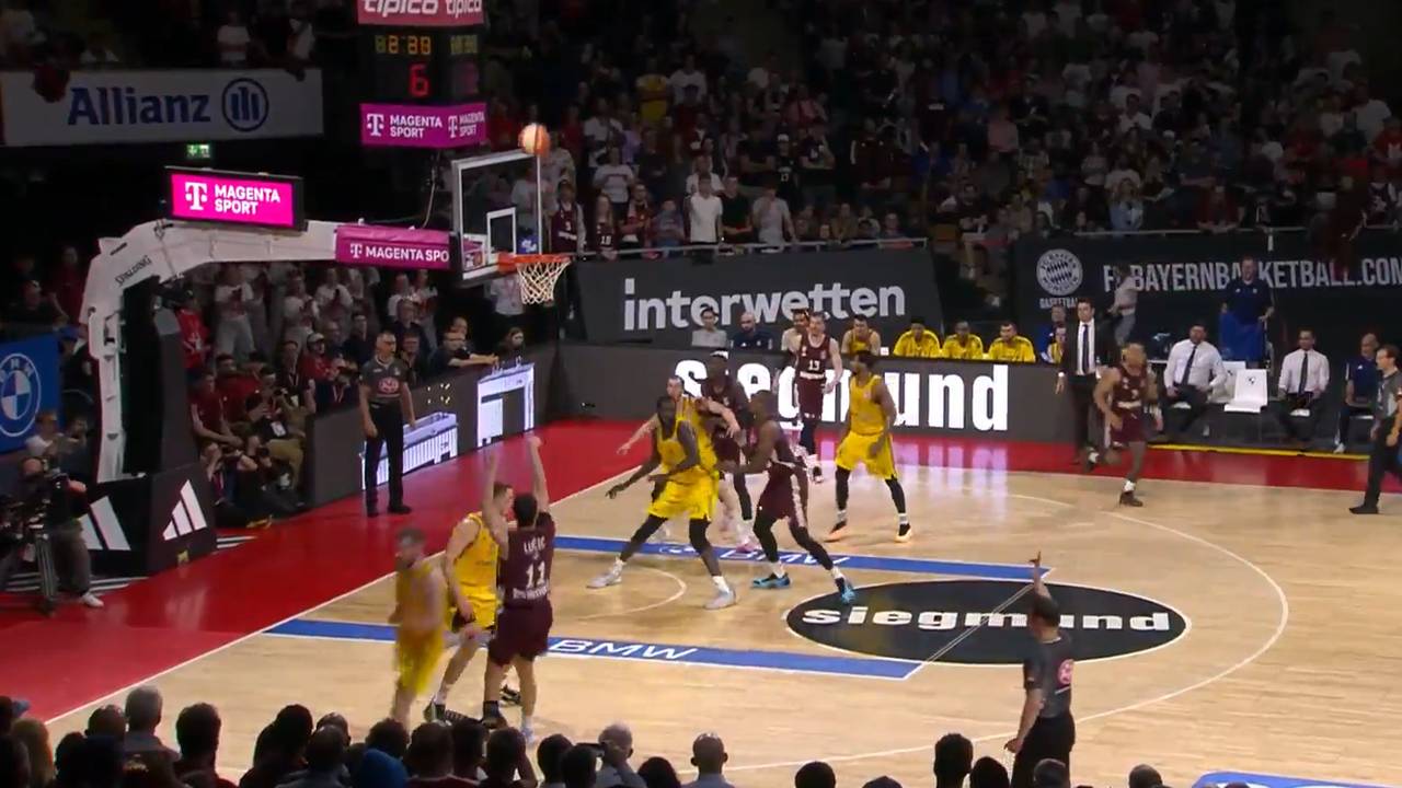 Kurioses Schlussviertel: Bayern legt gegen Alba Berlin vor | BBL-Highlights
