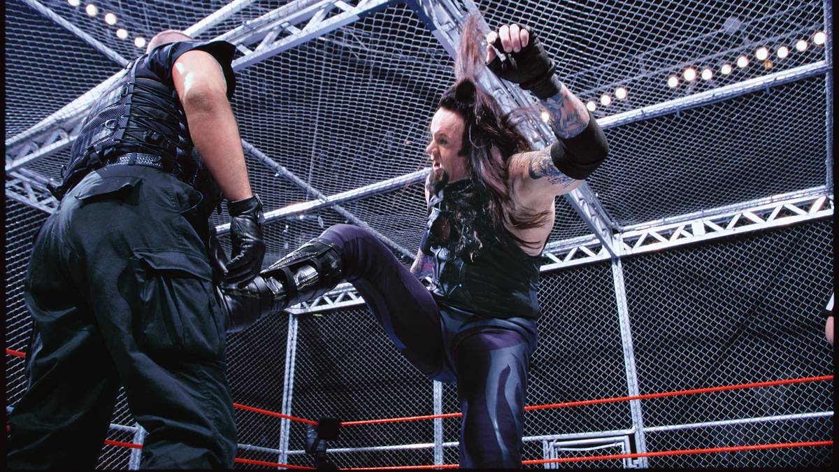 Eine Spezialität des Undertaker: Die Matches im übergroßen Hell-in-a-Cell-Käfig. Er stand 1997 im allerersten dieser Kämpfe, 12 weitere kamen hinzu. Meistens - wie hier 1999 gegen den Big Bossman - triumphierte der Deadman