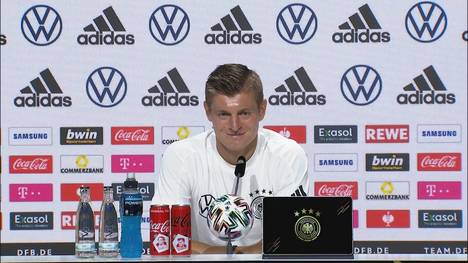 Toni Kroos verrät, was der Nationalspieler beim virtuellen Treffen mit Bundeskanzlerin Angela Merkel gefragt hat.
