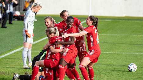 Die Frauen des FC Bayern München feiern im Tospiel gegen den VfL Wolfsburg einen deutlichen Sieg