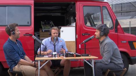 Teamwork makes the Dream work.  Julius und David nehmen Euch mit in die Doppelzimmer von damals. Natürlich reden wir auch über Düsseldorf, wie es spielt und schwitzt, Kira Walkenhorst - eine Olympiasiegerin schlägt zurück, die Gewinnerinnen und und und…Overländer and out? Abwarten! Viel Spaß beim Hören!