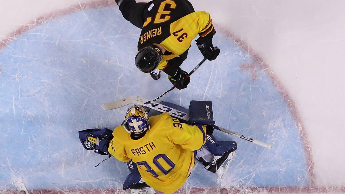 In der Overtime erzielt Reimer den Siegtreffer nach 90 Sekunden - und schießt Deutschland damit ins olympische Halbfinale gegen Kanada, das ebenfalls sensationell gewonnen wird. Bitter: Im Finale fällt während Reimers Strafzeit das Siegtor für Russland