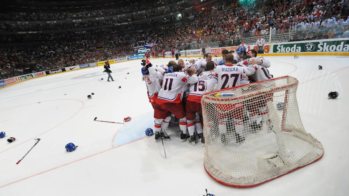 2010, TSCHECHIEN: Die Helme fliegen, alle Spieler stürzen sich in die Jubeltraube: Die Tschechen haben 2010 endlich die Russen gestürzt (2:1) und krönen sich zum Weltmeister. Es ist aber auch das Jahr der Deutschen, die erst im Halbfinale unglücklich an den Russen scheitern. Torwart Dennis Endras wird dank teils unglaublicher Paraden zum MVP gewählt