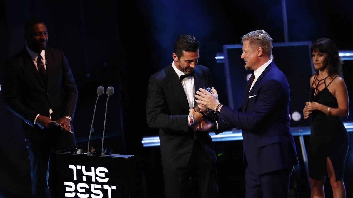 Endlich geht die Verleihung los. Geehrt wird jener Mann, der schon des Öfteren ganz oben stand und dieses Jahr über Manuel Neuer triumphierte: Gianluigi Buffon. Der 39-Jährige wird zum Welttorhüter gewählt