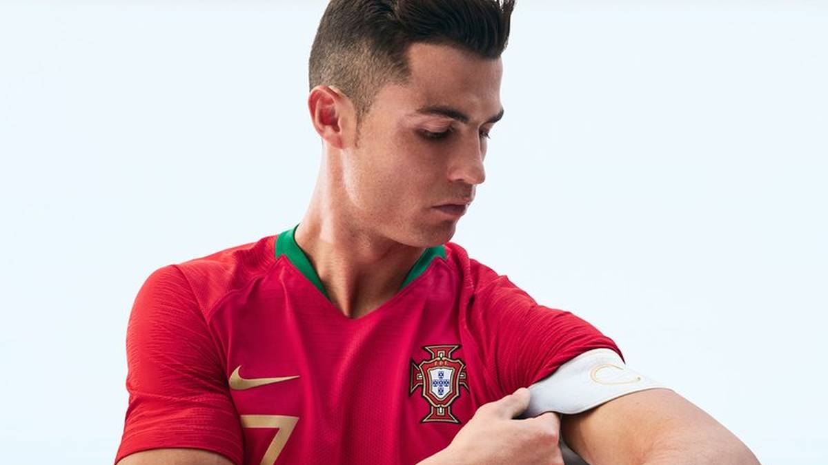PORTUGAL (Nike, 85 Euro): Cristiano Ronaldo und Co. mögen keine Experimente. Der Europameister hält sich an seinen traditionellen Style