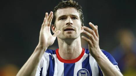 Er war Teil des Sommermärchens 2006, wurde Vizeeuropameister und gewann mit seiner Hertha den deutschen Ligapokal. Für viele ist er bis heute ein beispielloser Leader, das Vorbild einer ganzen Generation von Verteidigern. Das ist seine Geschichte.