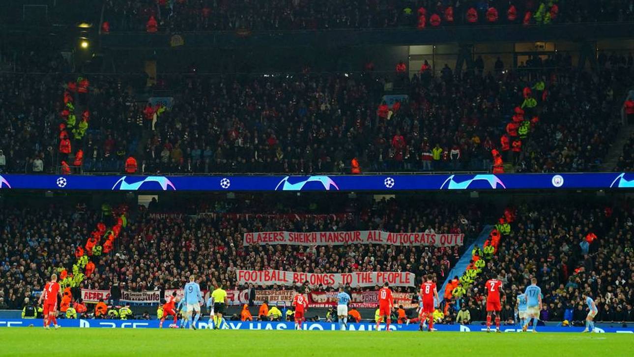 Die Bayern-Fans zeigen ihre Protestbanner