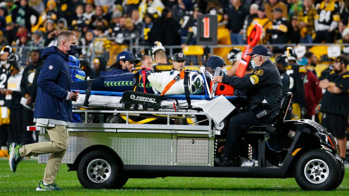 Linebacker Darrell Taylor von den Seattle Seahawks verletzt sich beim Spiel in Pittsburgh