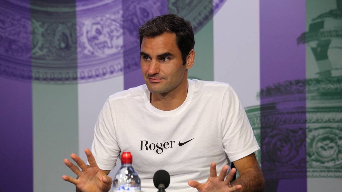 Anschließend stellt sich Federer den Fragen auf der Pressekonferenz