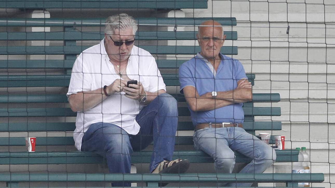 Dieter Schatzschneider (l.) und Martin Kind auf der Tribüne im Hannoveraner Stadion