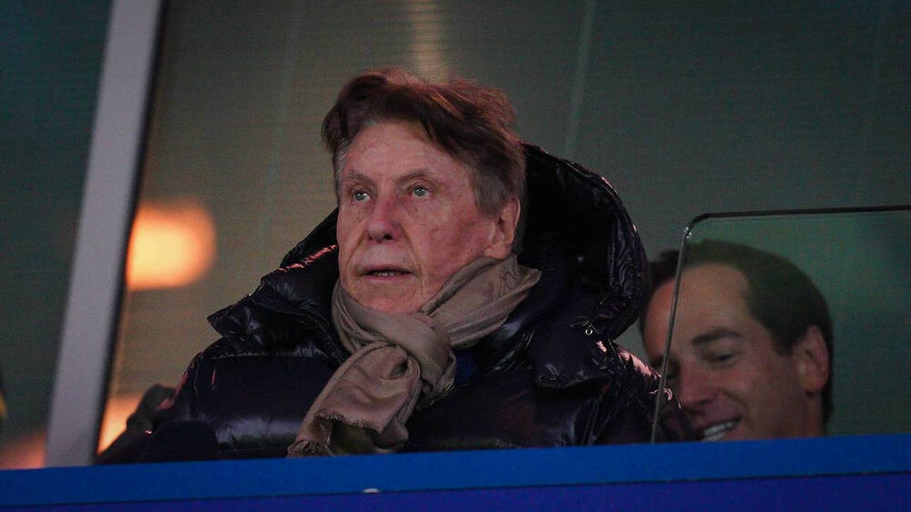Pinhas "Pini" Zahavi (hier an der Stamford Bridge) gilt als knallharter Berater