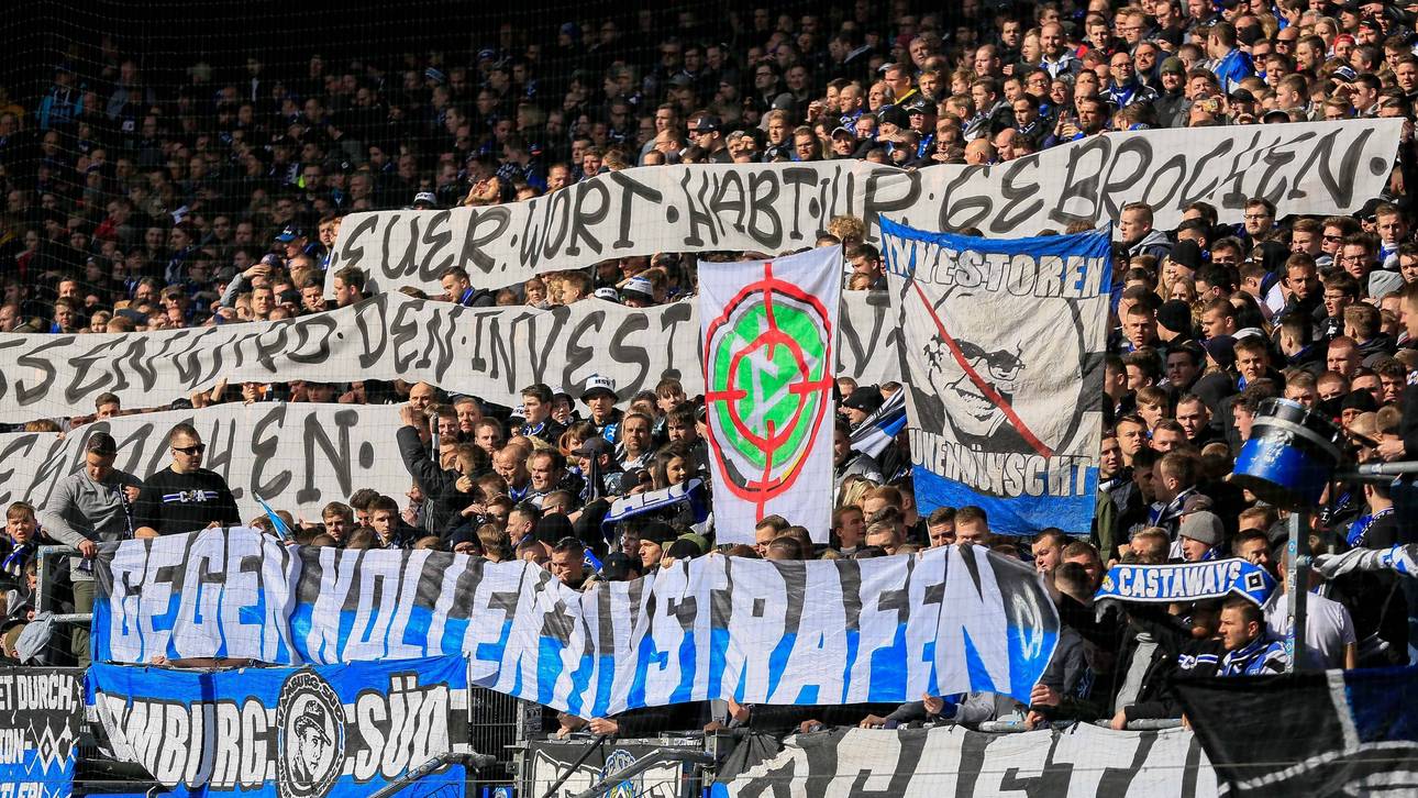 Fans des Hamburger SV protestieren gegen Kollektivstrafen und Investor Kühne