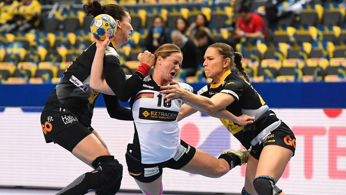 Trotz ihrer für eine Rückraum-Spielerin geringen Körpergröße besticht die deutsche Spielführerin durch immense Durchsetzungskraft, ist in Eins-gegen-Eins-Duellen kaum zu halten. Ihr größter Erfolg mit der Nationalmannschaft: Platz 3 bei der WM 2007