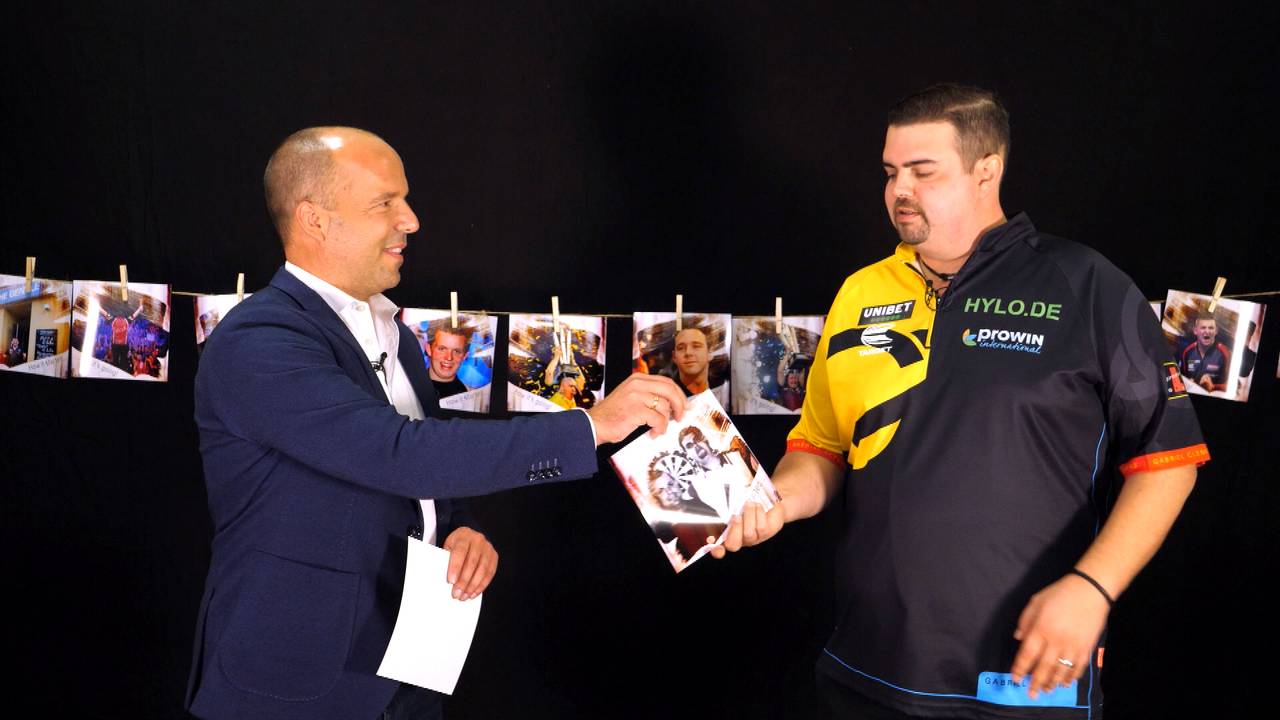 Gabriel Clemens stellt sich vor der Darts-WM der SPORT1 Foto-Challenge