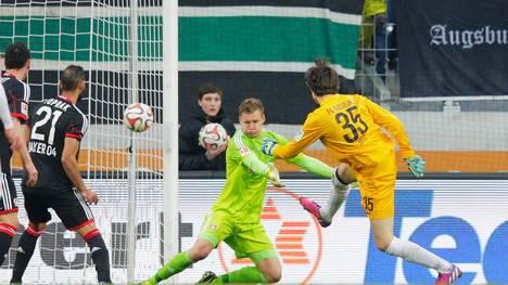 Marwin Hitz vom FC Augsburg trifft gegen Bayer Leverkusen