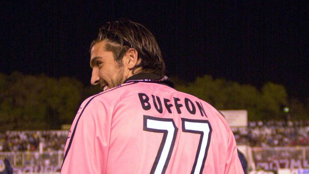 Man mag sich gar nicht vorstellen, dass Gianluigi Buffon irgendwann einmal nicht die Nummer 1 war oder diese auf dem Rücken trug. Beim AC Parma trieb er allerdings gleich mehrfach Schabernack: Im Jahr, bevor er mit der 77 auflief, trug er sogar die 88
