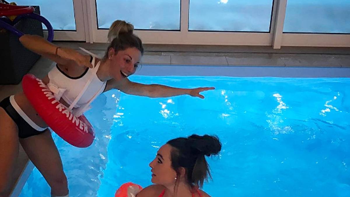 Im Winter bevorzugt sie dann das Hallenbad - mit Schwimmhilfe