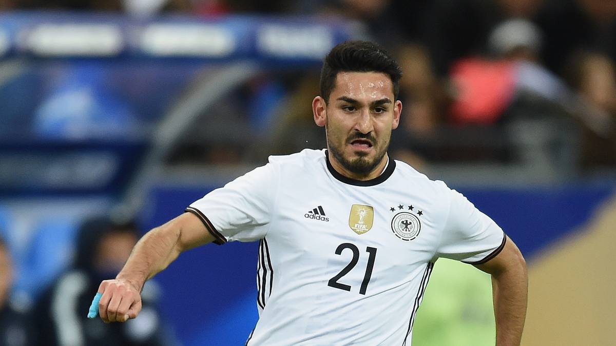 Verständnis erntete Gündogan dafür in der Heimat seiner Familie auch nicht uneingeschränkt: "Ich wurde im Internet und auf der Straße von Fremden als Verräter beleidigt. Es waren auch schlimmere Sachen dabei", berichtete der heutige ManCity-Star