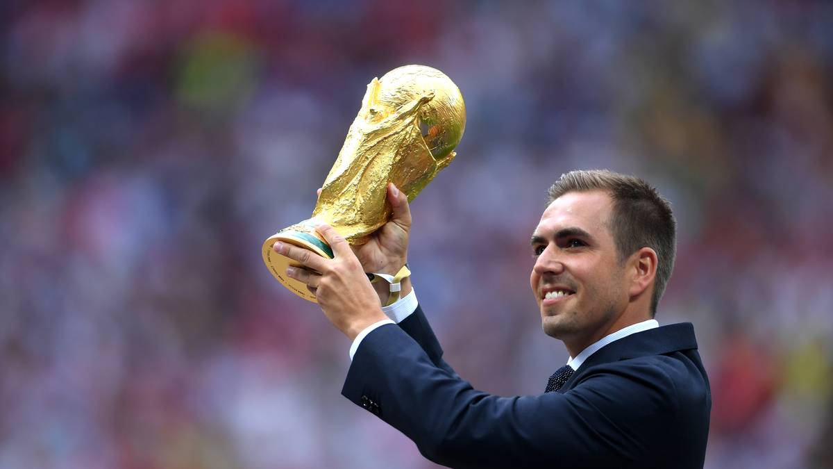 Fehlt nur noch der WM-Pokal - und den bringt mit Philipp Lahm ein Weltmeister von 2014 auf den Platz