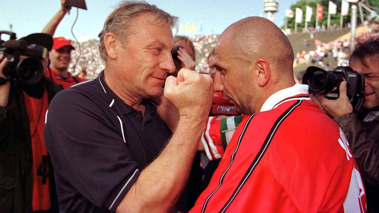 Eduard Geyer und Cottbus' Vasile Miriuta nach dem Sieg beim FC Bayern in der Saison 2000/01
