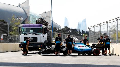 Formel 1 in Aserbaidschan: Gullydeckel-Unfall von George Russell im Training
