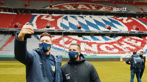 Vor dem Pokalspiel gegen den FC Bayern genießen die Spieler des 1. FC Düren eine Tour durch Arena und Stadion. Ein Spieler outet sich als Müller-Fan.