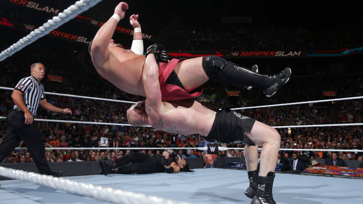 Bis Lesnar sich dann doch wieder von der Trage erhebt und wieder wie gewohnt alles und jeden durch die Gegend schmeißt