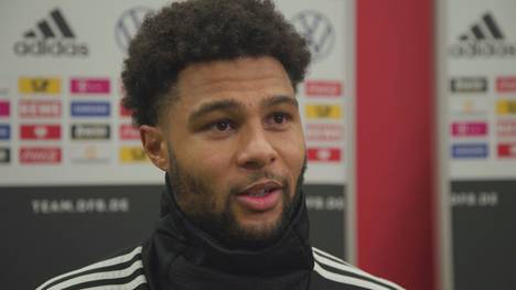 Durch den Sieg gegen die Ukraine geht das DFB-Team als Tabellenführer ins letzte Gruppenspiel gegen Spanien. Serge Gnabry und Robin Koch geben sich selbstbewusst.