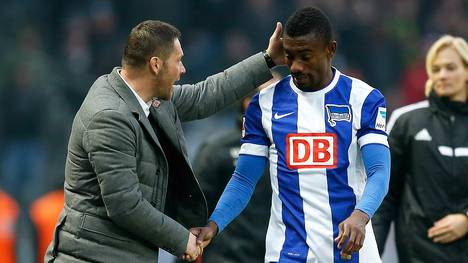 Trainer Pal Dardai (l.) verliert sein erstes Heimspiel mit Hertha BSC mit 0:2 gegen den SC Freiburg