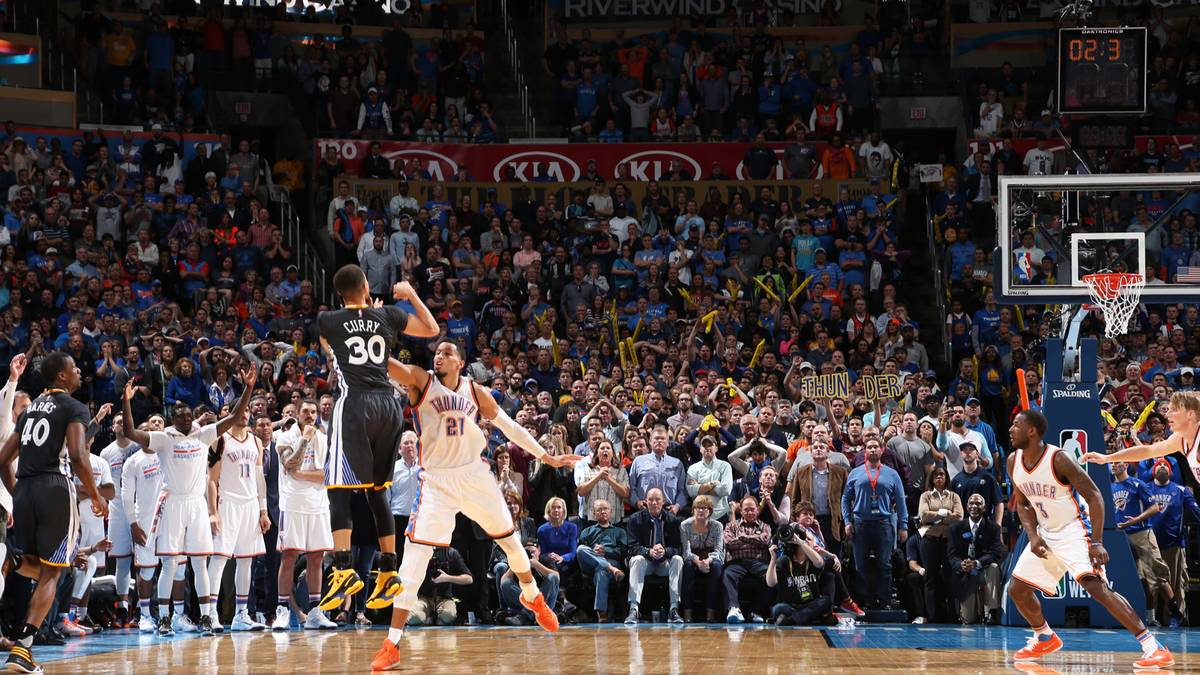 Besonders wohl fühlt sich Curry im vierten Viertel. Mit unzähligen wichtigen Würfen und Gamewinnern versenkte er gegnerische Teams. Rechnet man seine Zahlen aus dem Schlussabschnitt hoch, käme er auf 48 Minuten gesehen auf 50,4 Punkte. Beruhigend für die Konkurrenz: Auch in Zukunft bleibt es bei einem vierten Viertel