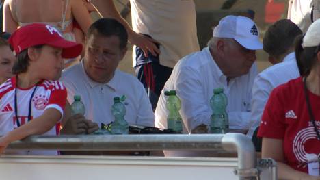 Die dicke Luft zwischen Max Eberl und Uli Hoeneß sorgte in den vergangenen Monaten für viel Gesprächsstoff. Im Rahmen eines Testspiels gab es nun eine bemerkenswerte Geste vom Ehrenpräsidenten in Richtung Eberl.