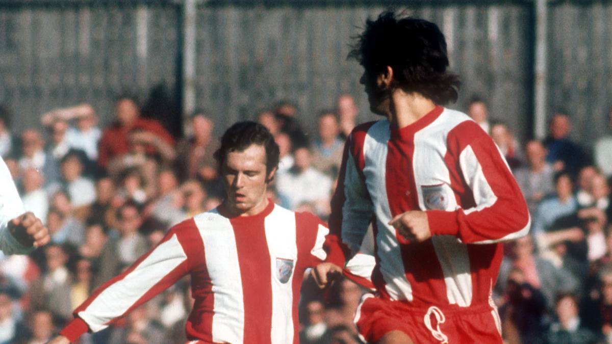 Am 10. Juni 1969, wenige Wochen nach der gewonnenen ersten Meisterschaft, titelte "Bild": "Franz ist der Kaiser von Bayern". Grund: Beckenbauer war zum dritten Mal hintereinander zum besten Feldspieler der Saison gewählt worden. Wenig später übernahmen auch die "AZ" und "SZ" die Bezeichnung. Kaiser Franz war geboren! Gerd Müller übrigens, der sich hier alle Mühe gibt, Beckenbauers Schuss auszuweichen, wurde damals schon Bomber genannt