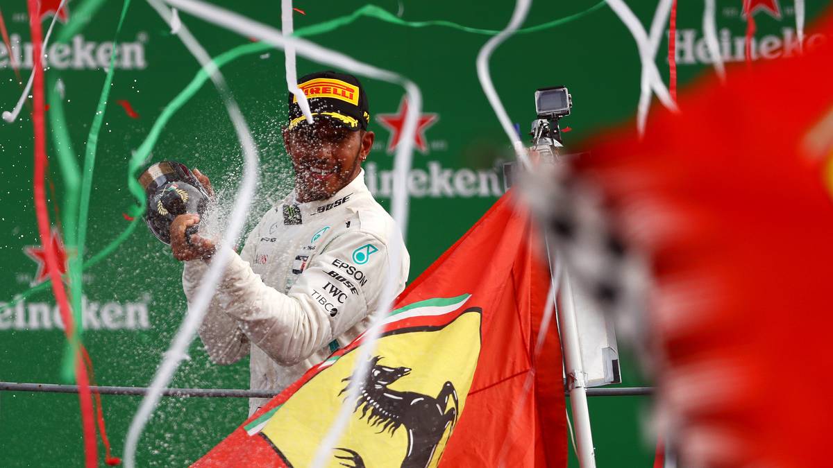 RENNEN 14 - ITALIEN: Silberne Party im Ferrari-Land! Die Roten starten in Person von Räikkönen und Vettel von den Plätzen eins und zwei. Doch der Deutsche geht zu viele Risiko und fällt nach einer Berührung mit Hamilton weit zurück. Die Reifen des Finnen bilden Blasen, weshalb Hamilton der Nutznießer ist und als Erster über die Ziellinie fährt
