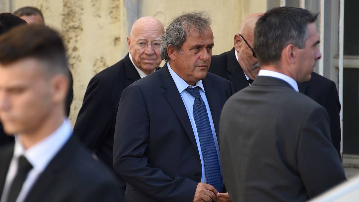Neuer Ärger für Fußball-Legende Michel Platini. Der ehemalige Uefa-Präsident musste sich in Polizeigewahrsam im Pariser Vorort Naterre den Fragen der Ermittler stellen. Der derzeit für alle Fußballaktivitäten gesperrte Platini soll sich wegen eines geheimen Treffens mit dem damaligen französischen Präsidenten Nicolas Sarkozy, Tamim Bin Hamad Al Thani, Emir von Katar, und Hamad Ben Jassem, damaliger Premierminister Katars, verantworten.