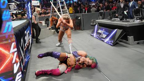 Charlotte Flair ging bei WWE SmackDown Live mit einem Kendostab auf Asuka (u.) und Becky Lynch los