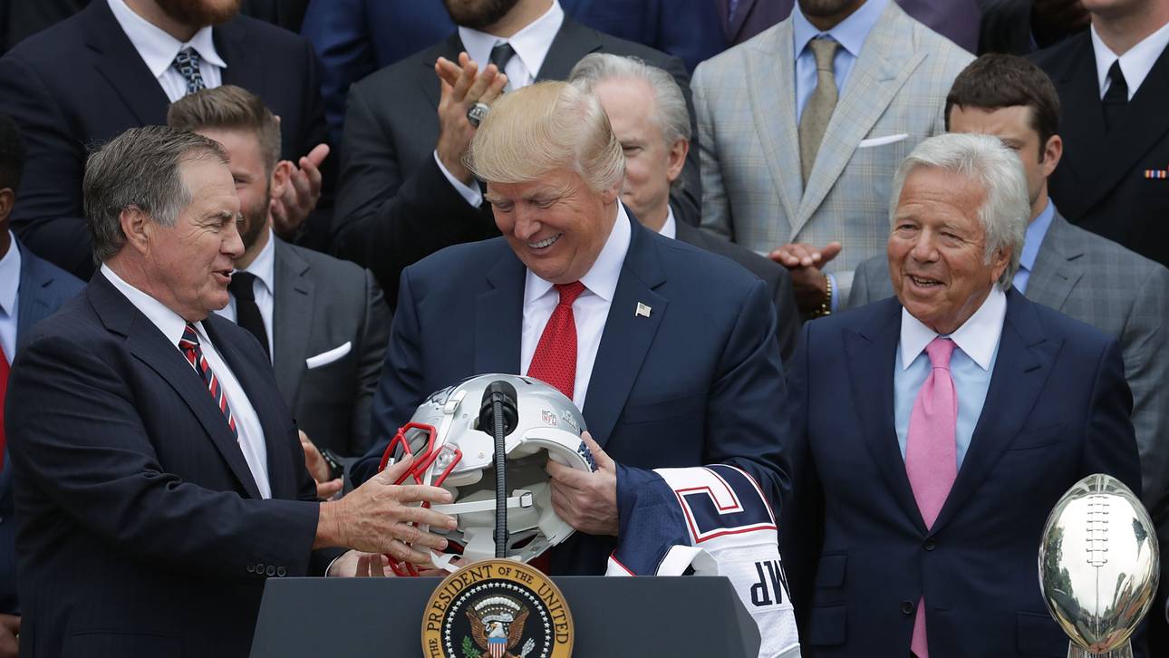 Donald Trump (m.) und Robert Kraft (r.) kennen sich schon lange