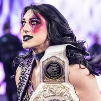 Bitteres Ende einer historischen Regentschaft: Rhea Ripley muss ihren Damentitel kurz nach WrestleMania wegen einer Verletzung abtreten.
