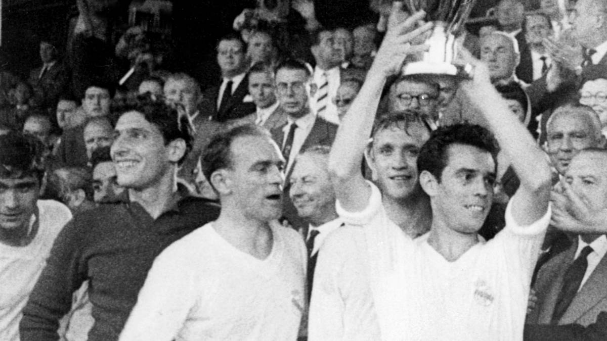 PLATZ 8 - ALFREDO DI STÉFANO: Der Ehrenpräsident von Real Madrid (mi.) verstarb 2014. War jahrzehntelang Rekordtorschütze der Königlichen. Gewann mit Real zwischen 1956 und 1960 fünf Landesmeistertitel in Folge. Zudem achtmal Meister mit den Königlichen 