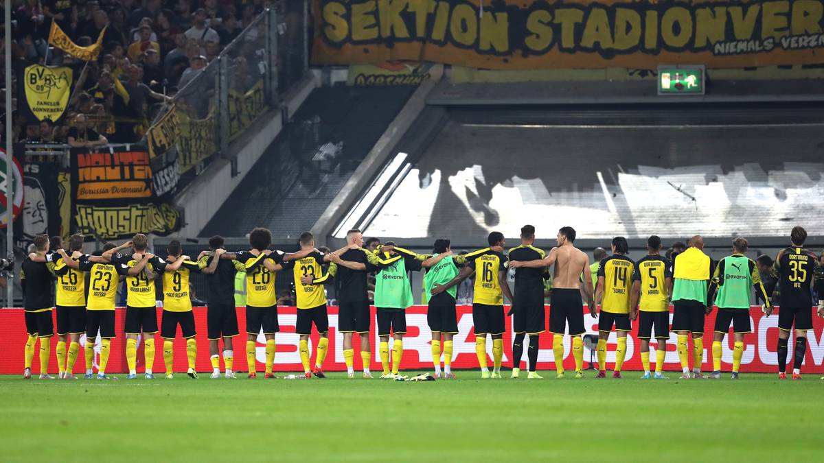 Bvb Mit Trauerflor Gegen Fc Augsburg Zu Ehren Von Manfred Burgsmuller