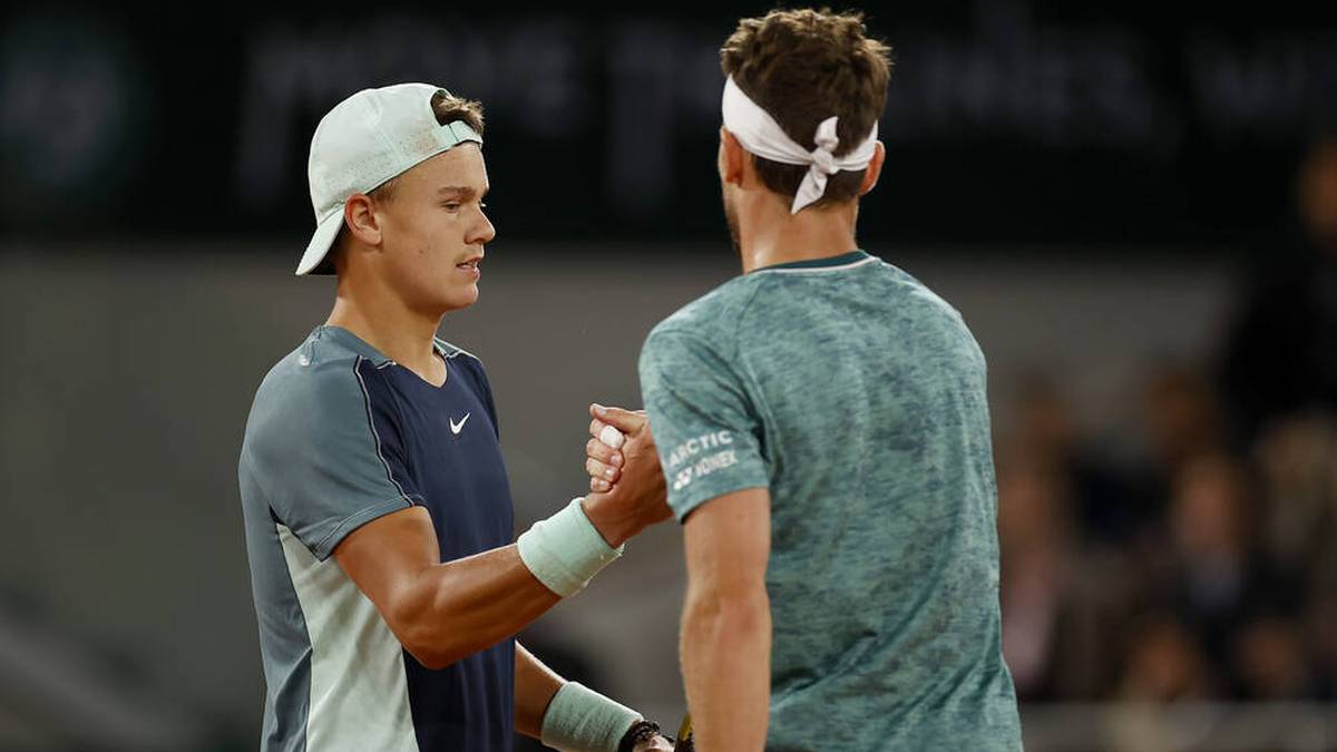 Der Handshake zwischen Holger Rune (l.) und Casper Ruud nach dem Viertelfinale der French Open 2022 fiel eher kühl aus