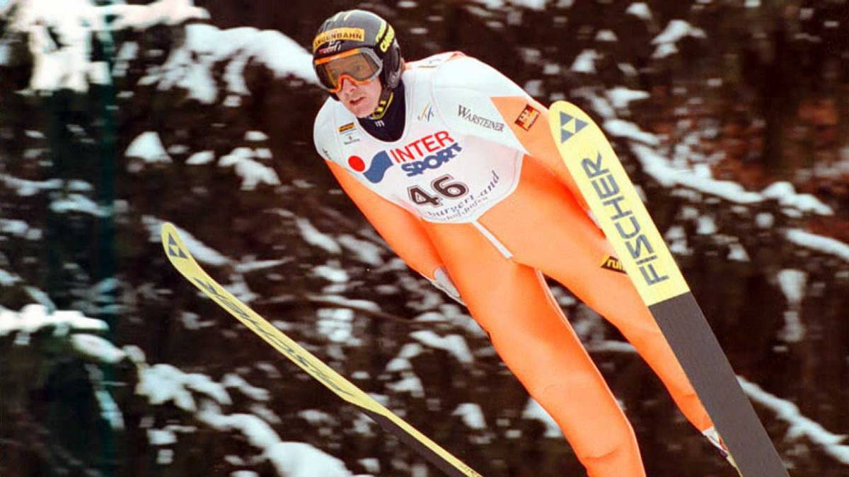 Fünf Siege mehr  - und damit Platz fünf - erfliegt sich Jens Weißflog. 33 Siege stehen am Ende seiner Karriere auf seinem Konto