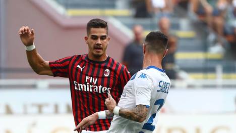 MILAN, ITALY - AUGUST 31:  Andre Silva  (back) of AC Milan competes for the ball with Stefano Sabelli of Brescia Calcio during the Serie A match between AC Milan and Brescia Calcio at Stadio Giuseppe Meazza on September 1, 2019 in Milan, Italy.  (Photo by Marco Luzzani/Getty Images)